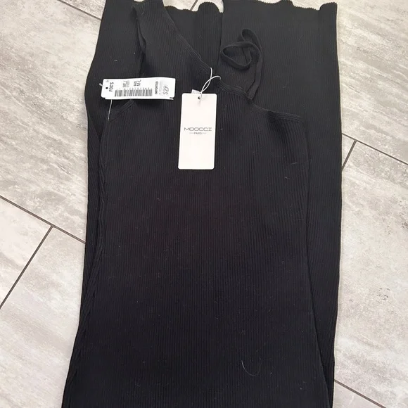 Moocci size M/L stretch black dress with thigh high split - Picture 2 of 4